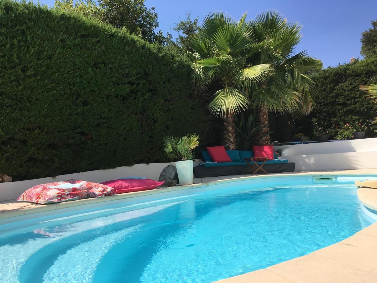 Bed,Kitchen And Swimming Pool Villa Esterel Saint-Raphaël Екстериор снимка