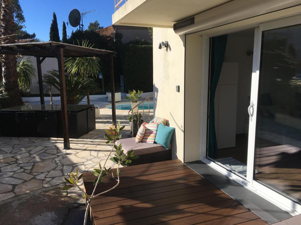 Bed,Kitchen And Swimming Pool Villa Esterel Saint-Raphaël Екстериор снимка
